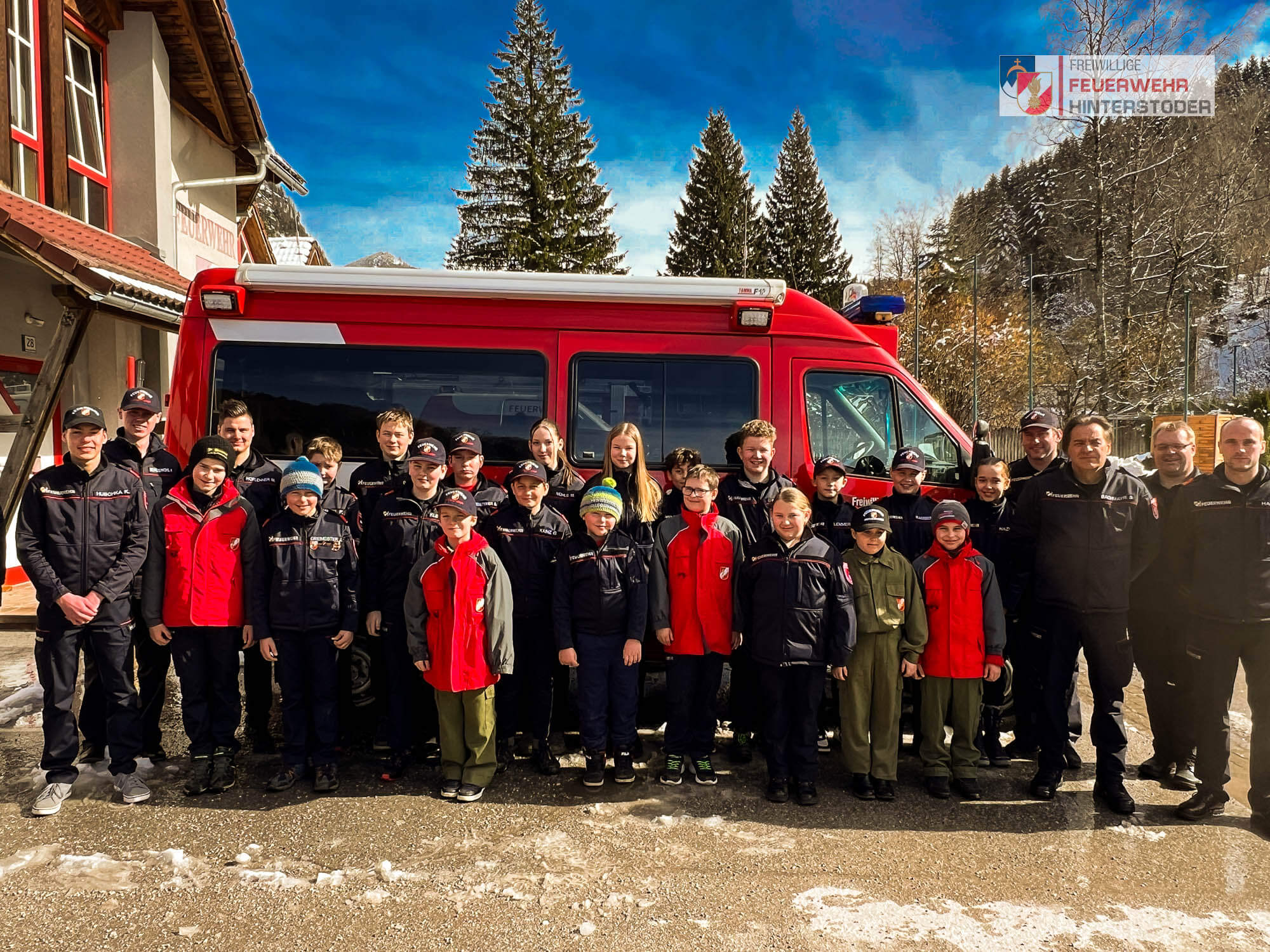 Feuerwehrjugend Stodertal - gemeinsames Fotos mit den Jugendlichen aus Hinterstoder und Vorderstoder sowie wie den Führungskräften