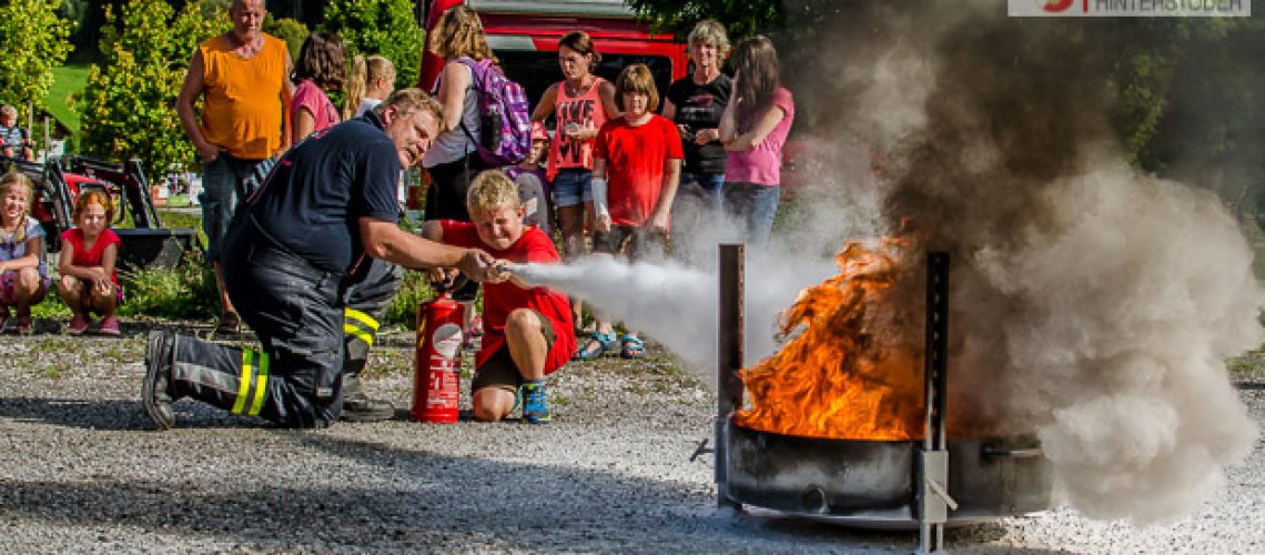 Löschen eines Feuers - Ferienprogram 2017 - FF Hinterstoder